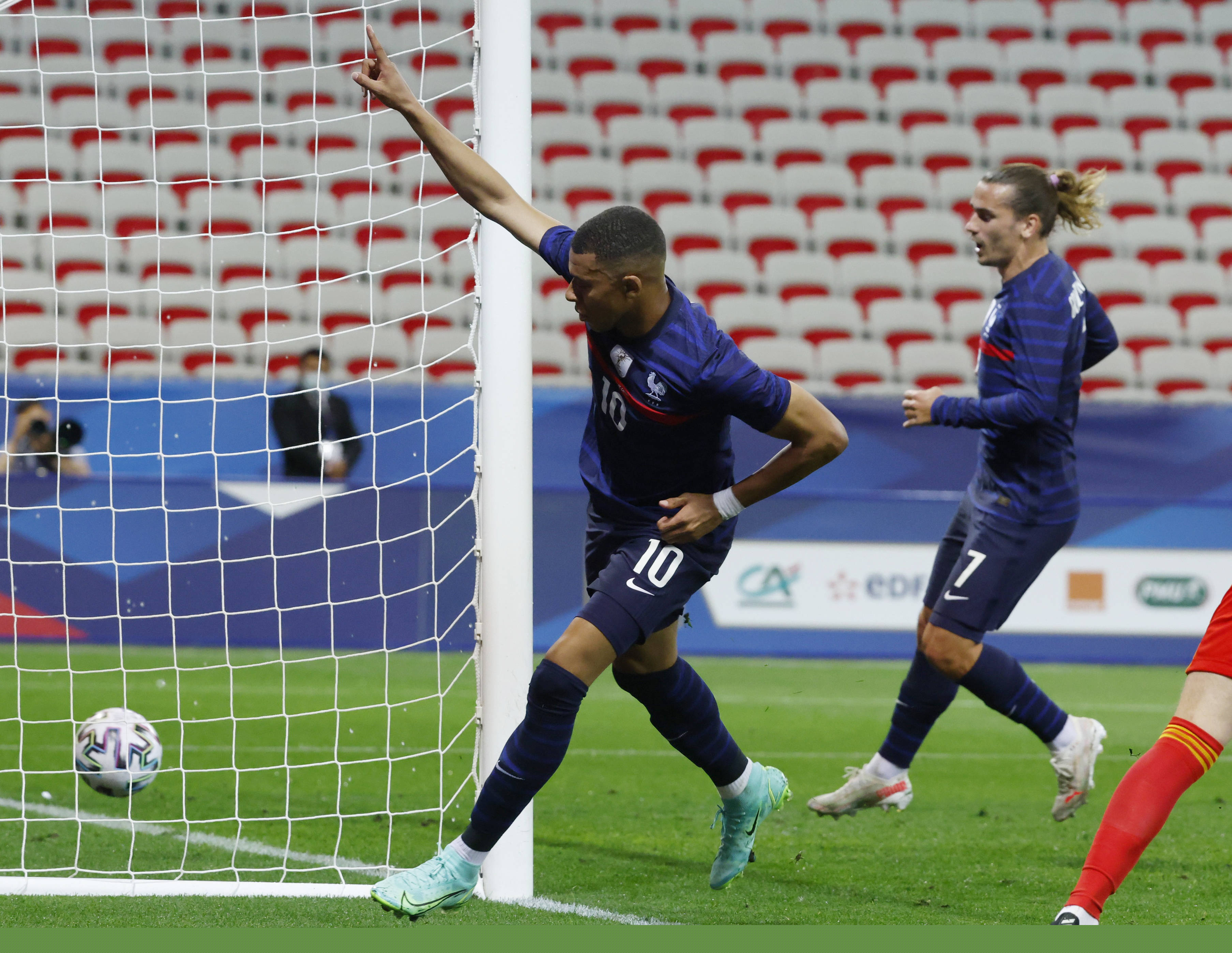 斯卢茨基：遗憾连续两年错失冠军，我们有时只能用2-3名外援